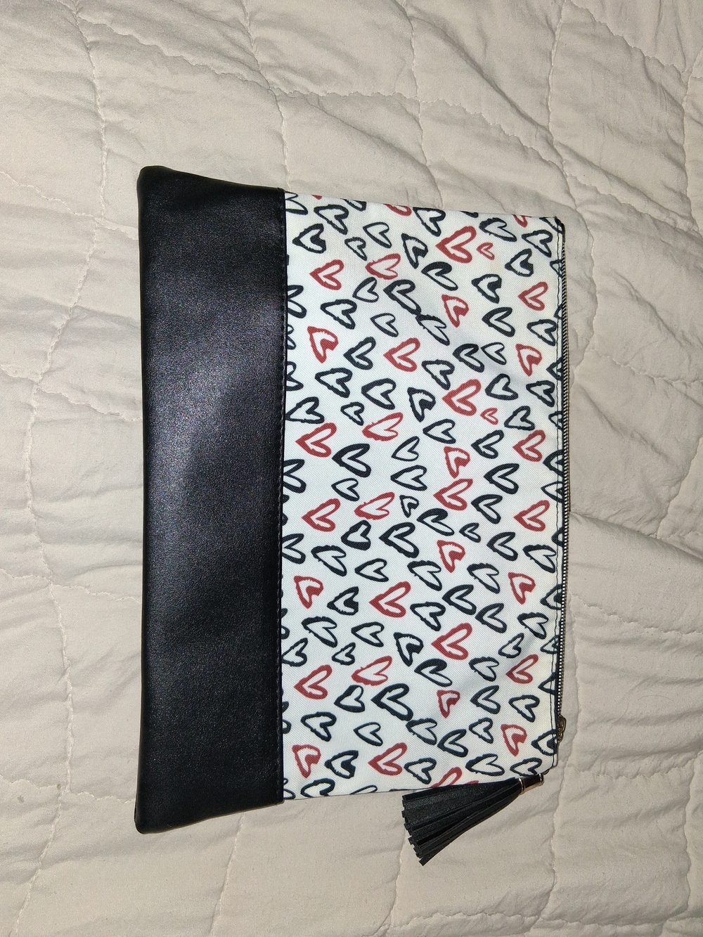 Black and White Heart Print Zip Clutch - Stylish Women's Bag
